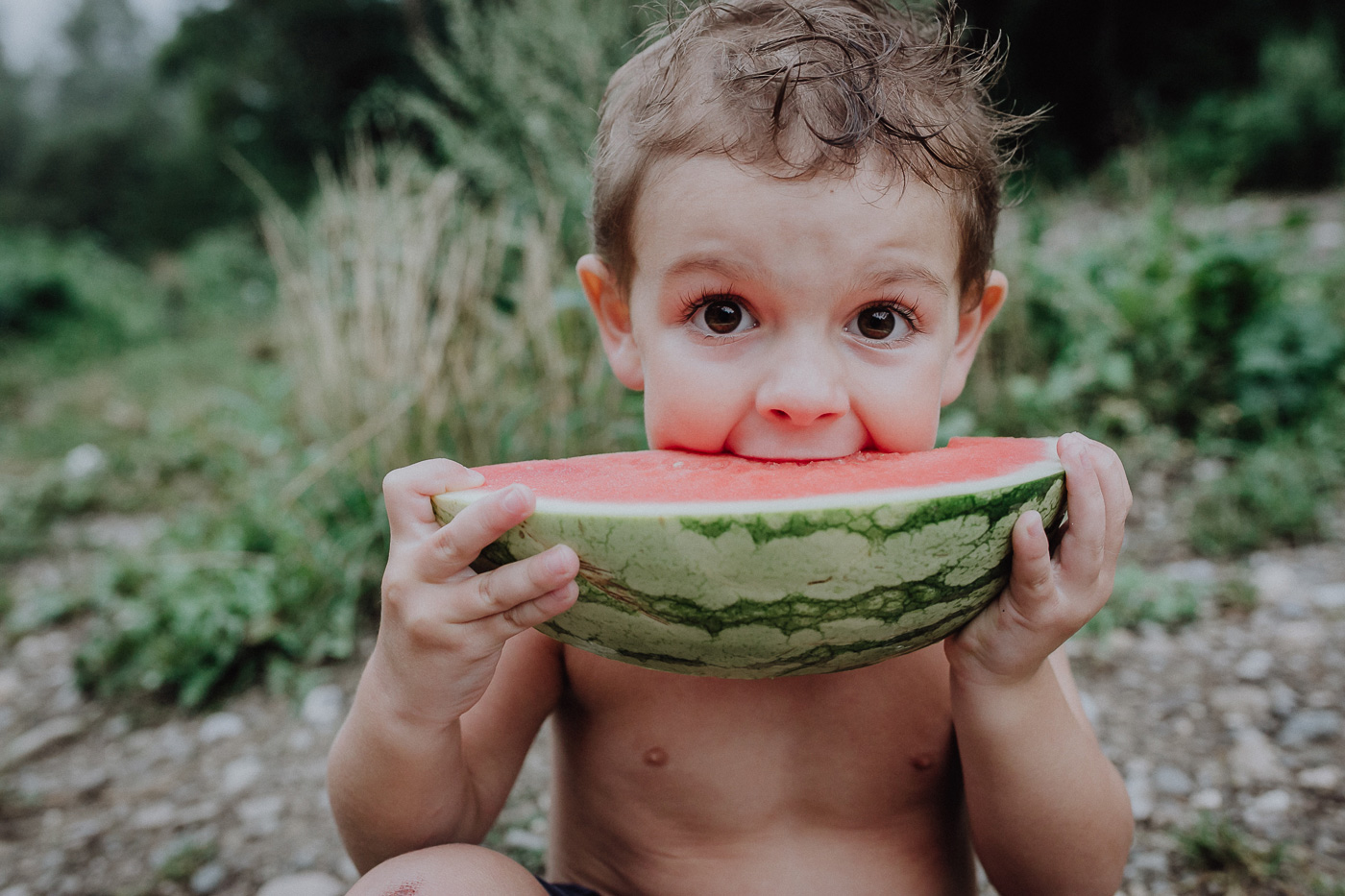 Kind isst Wassermelone für Familienfotos