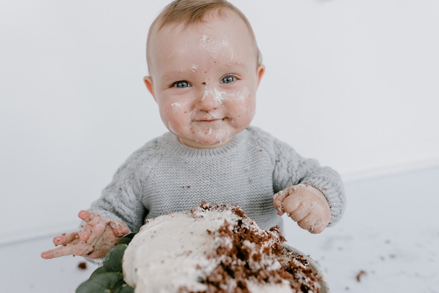 Arian bei seinem Cake Smash Fotoshooting in der Nähe von Wien